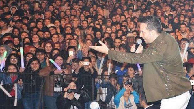 Konserdesin solist sizi sahneye çağırdı, çıkar mısınız?