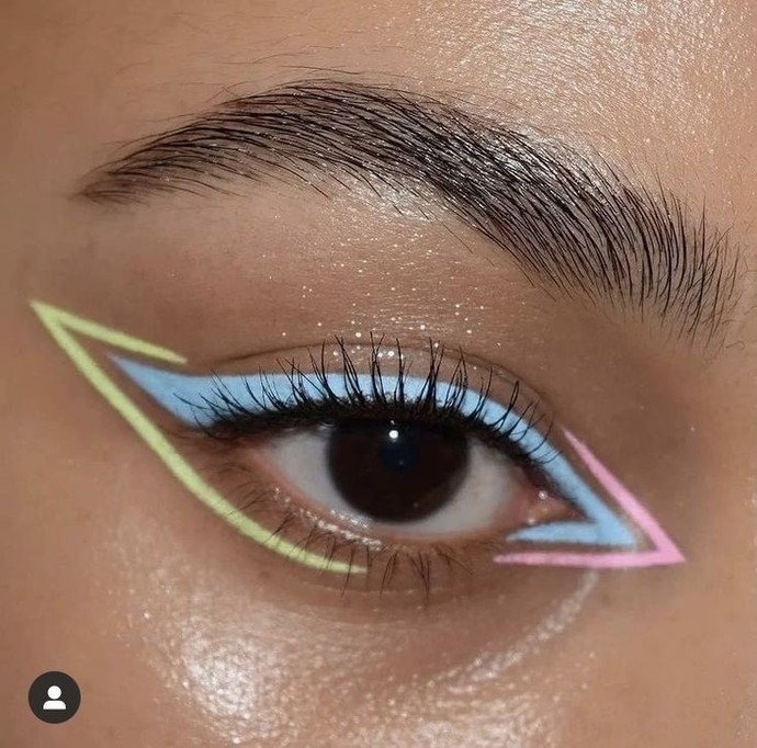Renkli eyeliner sever misiniz yoksa siyah mı tercihiniz?