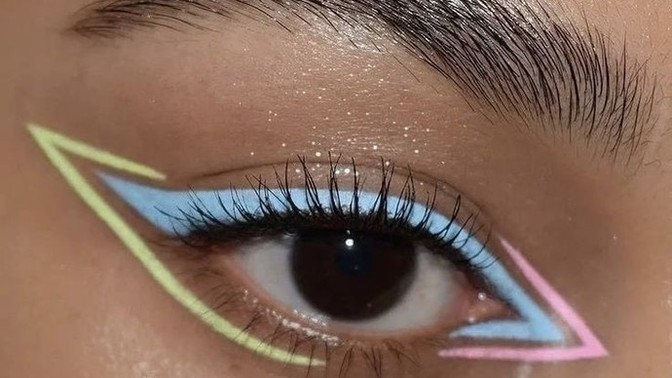 Renkli eyeliner sever misiniz yoksa siyah mı tercihiniz?