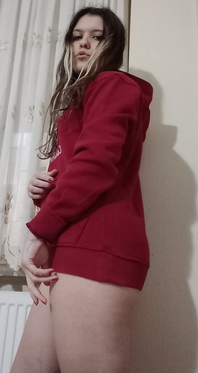 Bu sweatin altına koyu mu açık siyah çorap mı yakışır?