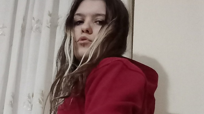 Bu sweatin altına koyu mu açık siyah çorap mı yakışır?