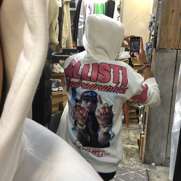 Sweatshirtte kapşonlu mu, kapşonsuz mu?