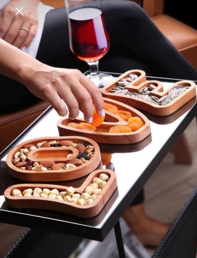 Love yazılı harfli tabaklardan alsam görgüsüz olur muyum?