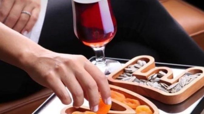 Love yazılı harfli tabaklardan alsam görgüsüz olur muyum?