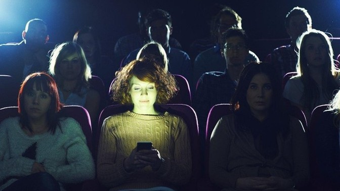 Sinemada cep telefonu kullanmak, diğer insanlara saygısızlık mıdır?