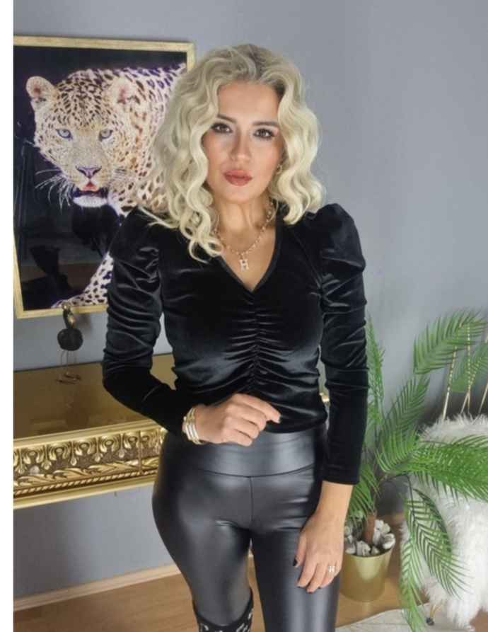 Arkadaşlar elbiseyi mi alayım bluzu mu alayım sizce??