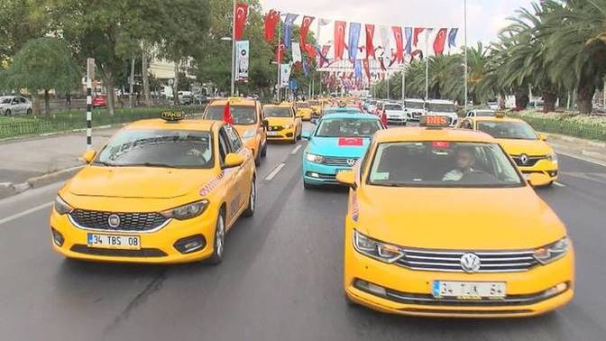 Zamdan tatmin olmayan taksiciler, Yenikapı meydanında protesto yaptı! Sizce ne yapılmalı?