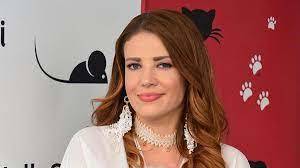 Oyuncu Esra Sönmezer hizmetkar olmak için evlenmeyeceğini söyledi! Aynı fikirde misiniz?