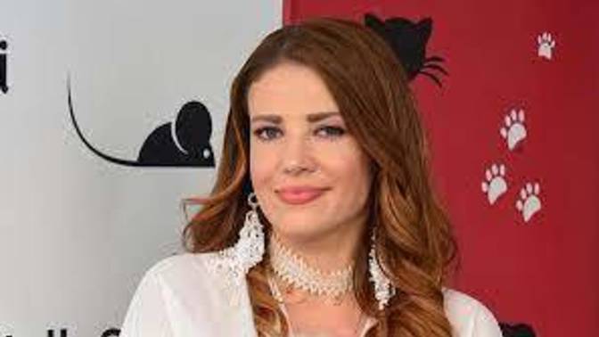 Oyuncu Esra Sönmezer hizmetkar olmak için evlenmeyeceğini söyledi! Aynı fikirde misiniz?