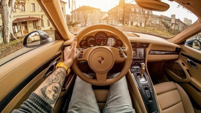 Otomobilin dış görünümü mü, iç tasarımı mı senin için daha önemli?