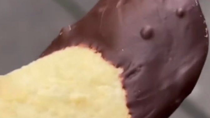 Çikolatalı cips yedin mi, yemek ister misin?
