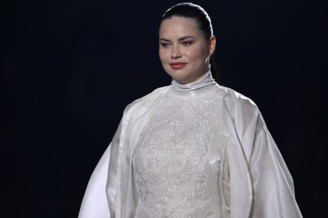 Yeni anne olan Adriana Lima Katarda podyuma çıktı. Anne olmaktan vazgeçiyor gibiyim, doğum kiloları kafaya takılacak bir şey mi?