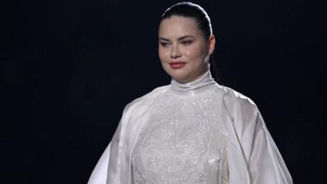 Yeni anne olan Adriana Lima Katar'da podyuma çıktı. Anne olmaktan vazgeçiyor gibiyim, doğum kiloları kafaya takılacak bir şey mi?