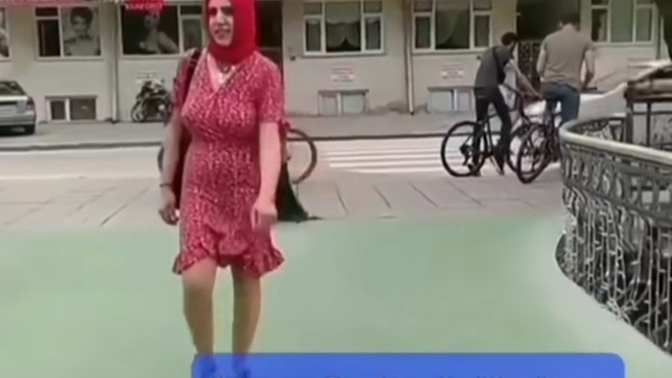 Sizce bir insanın kişiliği seçtiği kıyafetten belli olur mu? Âşağıdaki görseli bana bir cümle ile yorumlar mısınız?