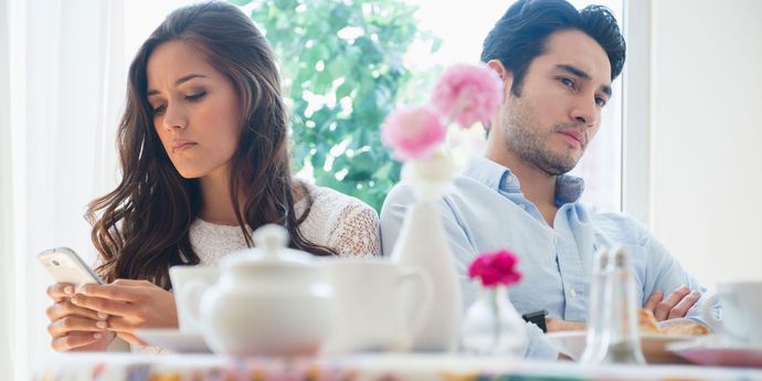 Evlenirsem evde iki yabancı gibi olacağımızı düşünüyorum. Benim gibi düşünen var mı?