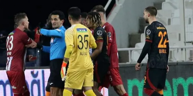 Rezalet! Galatasarayın 2-1 kazandığı Sivasspor maçında hakem skandalı! Sivassporun kesinlikle hakkı yenmiştir! Ne düşünüyorsunuz?