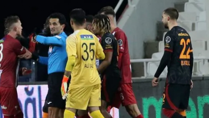 Rezalet! Galatasaray'ın 2-1 kazandığı Sivasspor maçında hakem skandalı! Sivasspor'un kesinlikle hakkı yenmiştir! Ne düşünüyorsunuz?