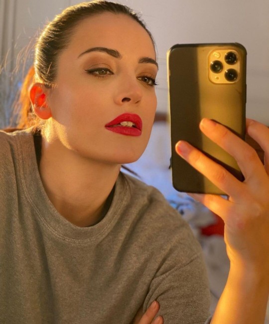İrem Sak güzel mi?