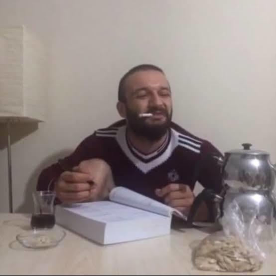 Ben sandalyede bağdaç kurmadan oturamıyorum sanırım tam olarak böyle gözüküyorum 😂