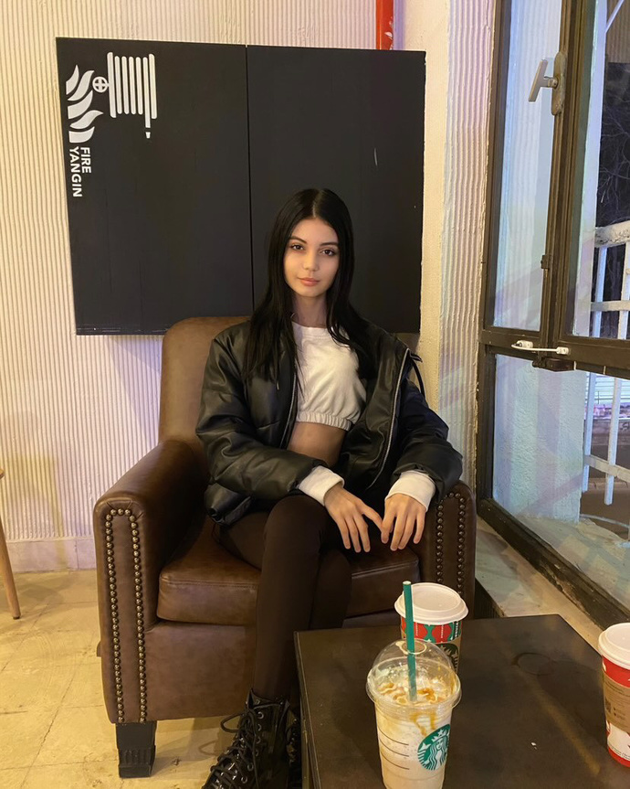 Sizce bana sarı saç gider mi yoksa simsiyah mı yapsam?