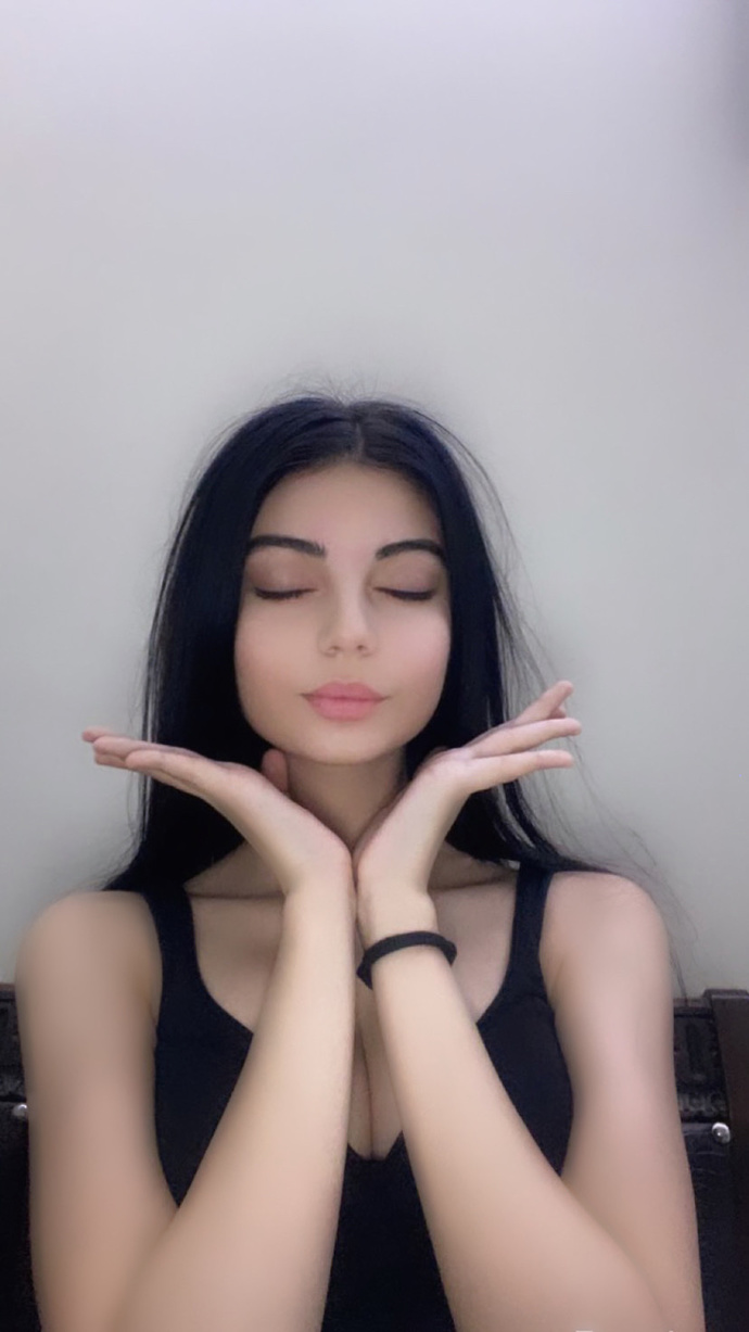 Sizce bana sarı saç gider mi yoksa simsiyah mı yapsam?