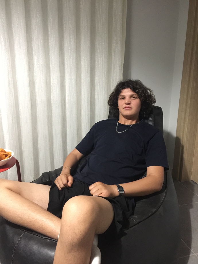 İzmirde yalnız yılbaşı geçirecegim benim gibi yalnız geçirecek olan var mı yılbaşını planınız var mı?