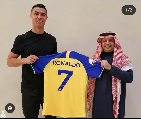 Cristiano Ronaldo, Suudi Arabistan takımı Al Nassra transfer oldu😂😂 ne düşünüyorsunuz?