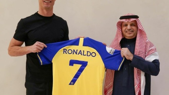 Cristiano Ronaldo, Suudi Arabistan takımı Al Nassr'a transfer oldu😂😂 ne düşünüyorsunuz?