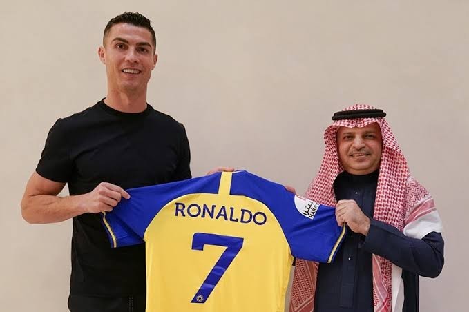 Cristiano Ronaldo kariyerini noktaladı nası bilirdiniz?