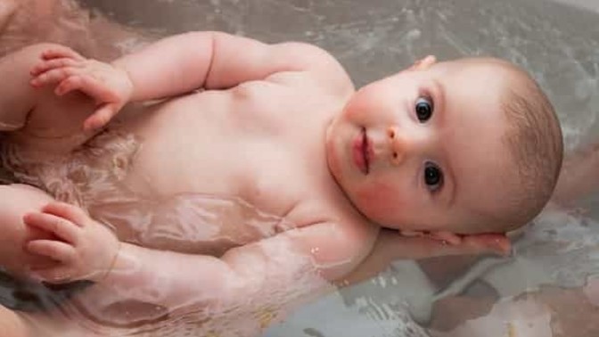 Sizce yeni doğan bebeğe banyo yaptırılır mı?