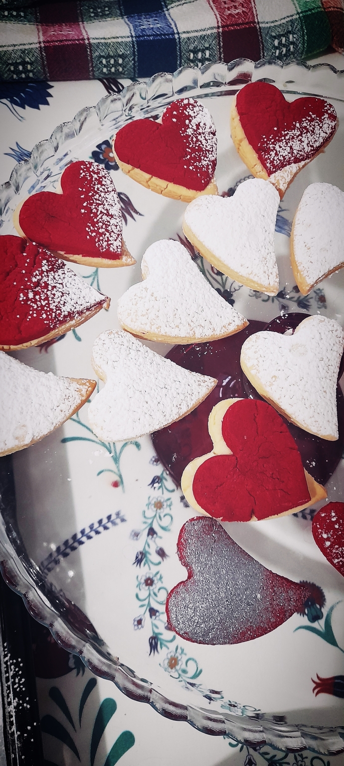 Bakmayın böyle kurabiyeler yaptığıma hiç mutlu değilim aslında