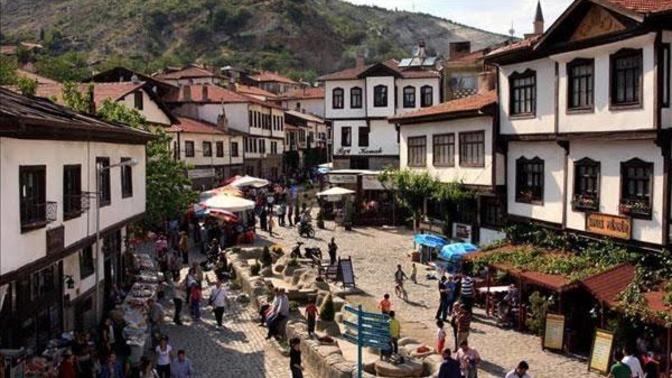 Nereli biriyle evlenmek istersin? Nedenleriyle açıklayabilir misiniz?