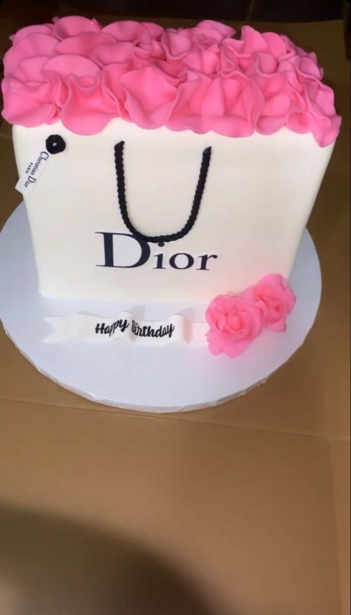 Bugün benim doğum günüm 🥳🥳doğum günü kızının doğum gününü kutlamak ister misiniz 🙏🌺💐🎂🥳?