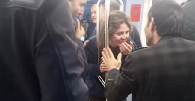 Metroda tutunma direğine kafası sıkışan kadını itfaiye kurtardı! Sizin de toplu taşımada heyecan yaşadığınız bir olay oldu mu?