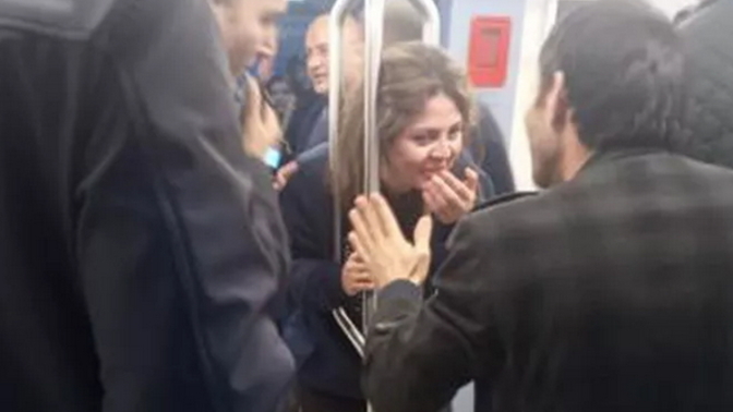 Metroda tutunma direğine kafası sıkışan kadını itfaiye kurtardı! Sizin de toplu taşımada heyecan yaşadığınız bir olay oldu mu?