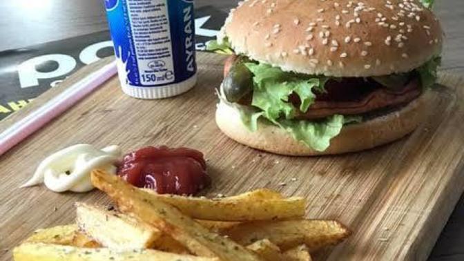 Burger King menüsü yanında ayran içmek garip mi?