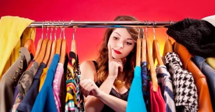 Bugün stilim göz alıcı olsun işte bu crop+Jean+spor akkabı+mini çanta+güneş gözlüğü