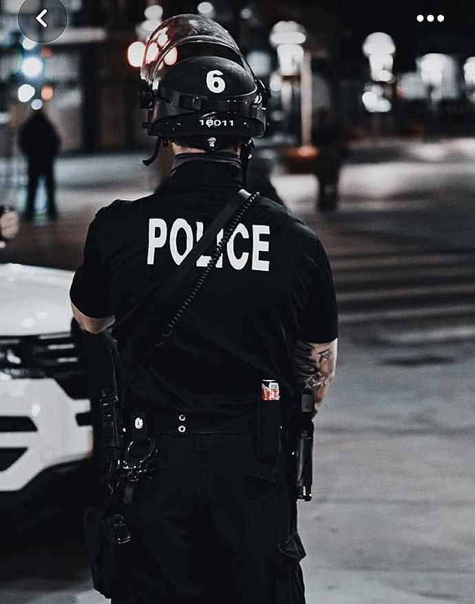 Eski flörtüm Terör şubede polis ama 9 saattir yazmıyor. Daha öncede böyle yapıp bırakmıştı yine mi aynısı ya!