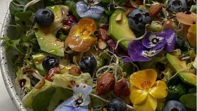Size çiçekli salata yapsam yer miydiniz?