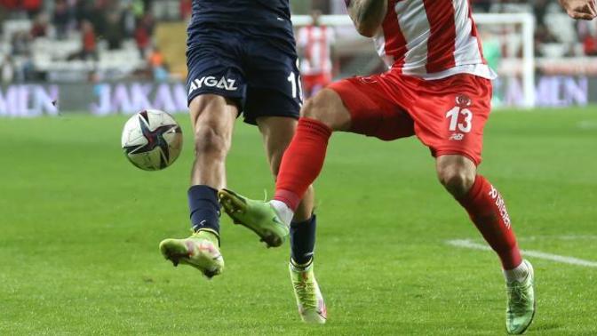 Fenerbahçe, Antalyaspor'u 2-1 yendi! Maçı izlediniz mi, görüşleriniz neler?