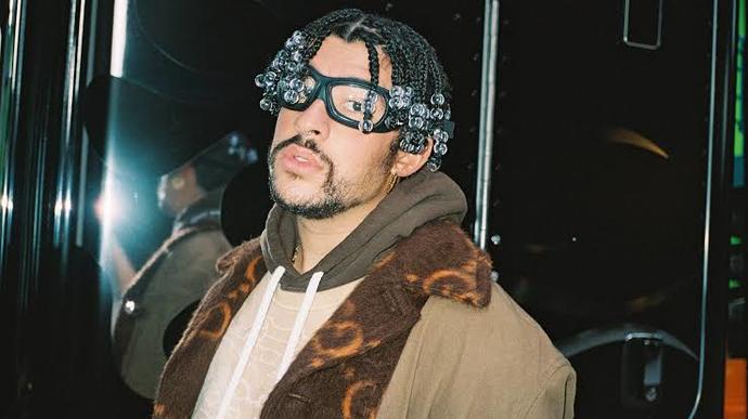 Bad Bunny, kendisiyle fotoğraf çekilmek isteyen bir hayranının telefonunu fırlattı! Başınıza gelse tepkiniz ne olur?