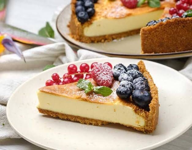 Cheesecake yapmayı düşünüyorum. Limonlu mu yapsam, vişneli mi?
