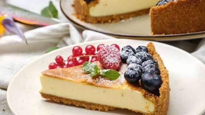 Cheesecake yapmayı düşünüyorum. Limonlu mu yapsam, vişneli mi?