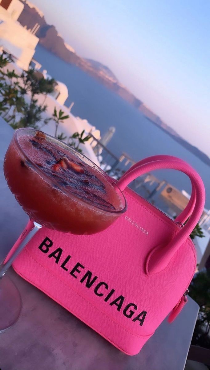 Santorinide balenciaga çantamla seni bekliyorum aşkilettam 💅🤣