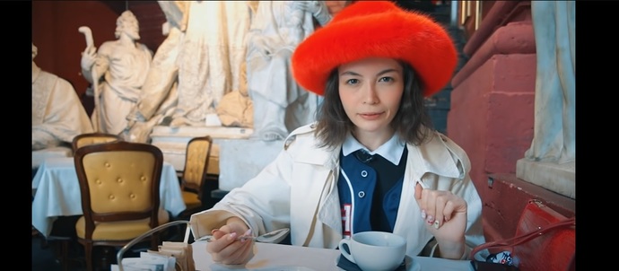 Şapka piştisi! Ünlü markanın şapkası Hande Erçel’e mi Kendall Jenner’a mı yakışmış😍?