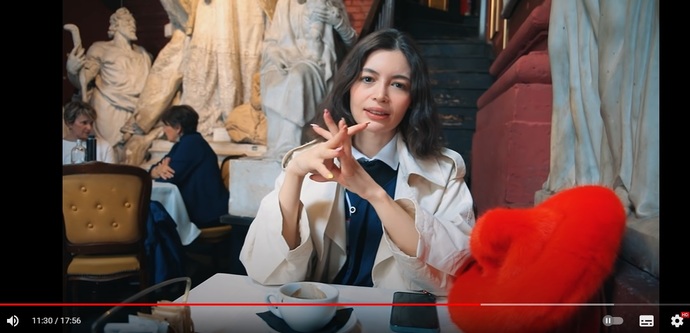 Şapka piştisi! Ünlü markanın şapkası Hande Erçel’e mi Kendall Jenner’a mı yakışmış😍?