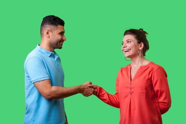 Birisiyle tanıştığınız zaman adınızı söyler misiniz?