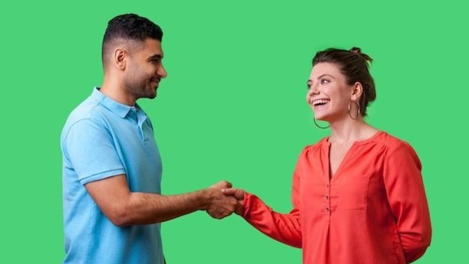 Birisiyle tanıştığınız zaman adınızı söyler misiniz?