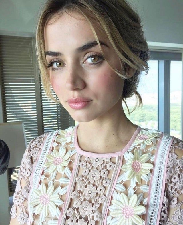 Sizce oyuncu Ana de Armas güzel mi?