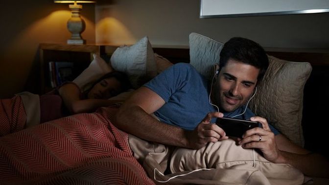 Telefonla ilgilenen ve eşini ihmal eden kişi bencil midir?
